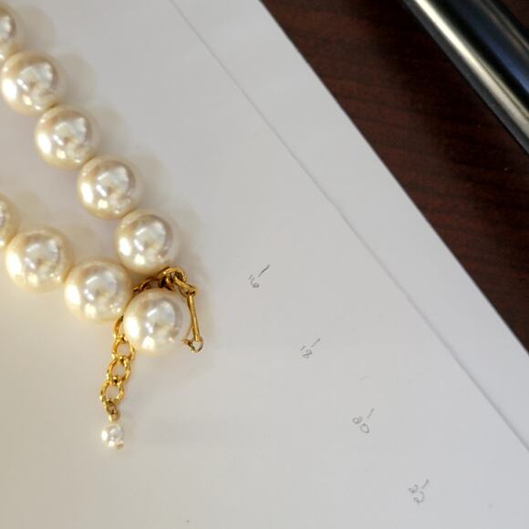 Elegant Large Faux Pearl Necklace with Gold Tone Clasp Classic Vintage Jewelry - Picture 10 of 10